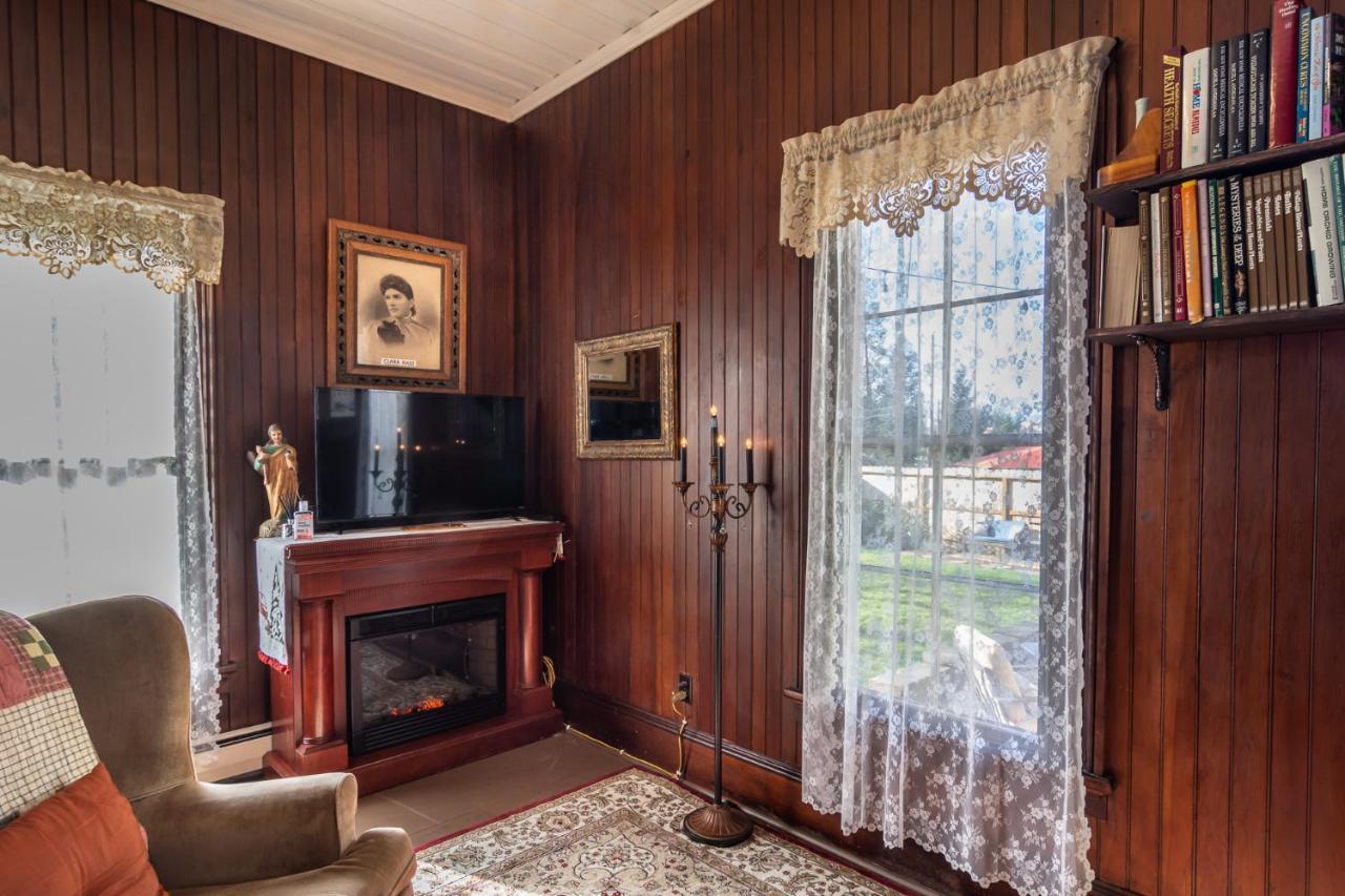 Отель Historical John Rast House Circa 1875 Роузберг Экстерьер фото