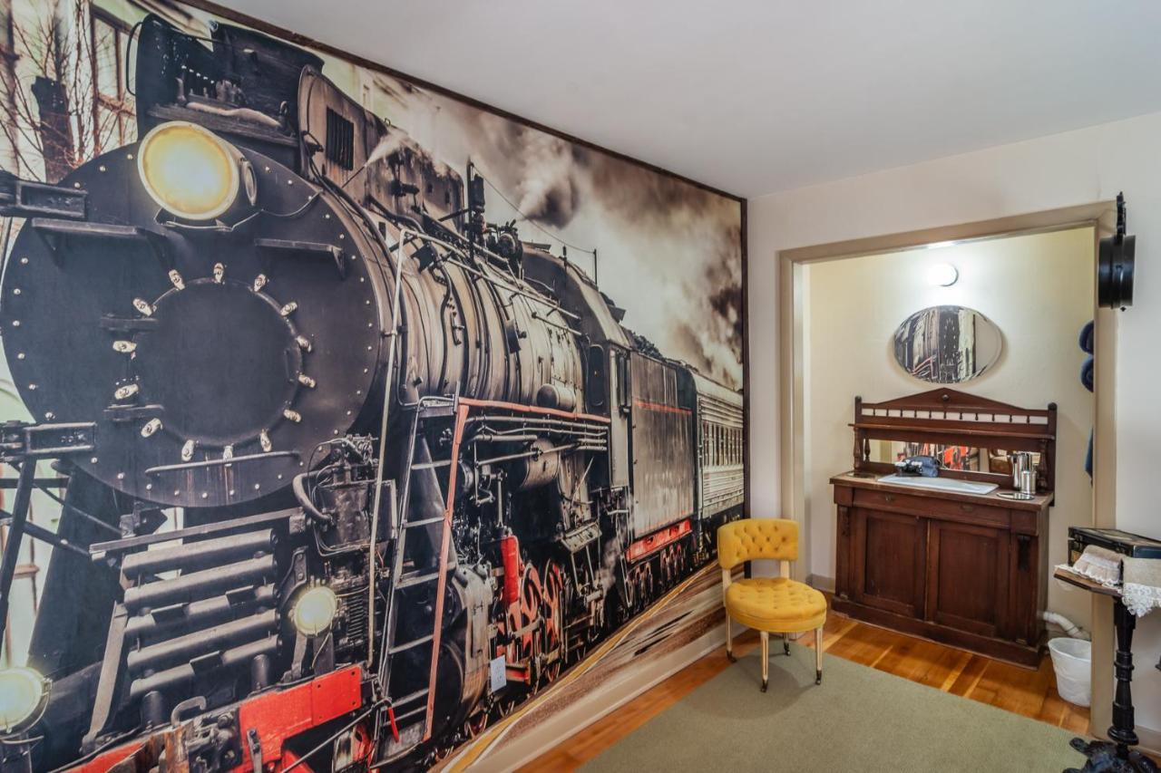 Отель Historical John Rast House Circa 1875 Роузберг Экстерьер фото