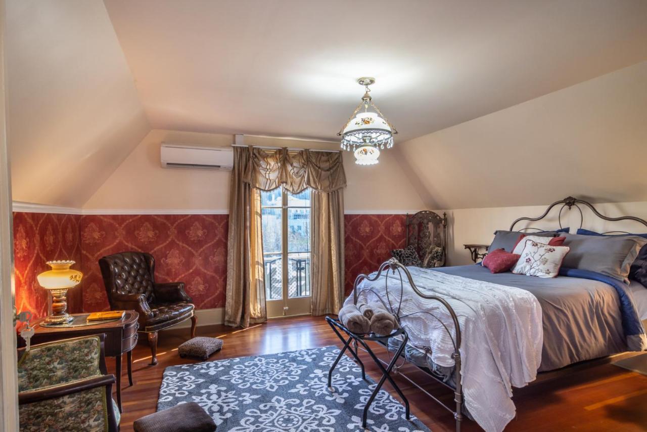 Отель Historical John Rast House Circa 1875 Роузберг Экстерьер фото